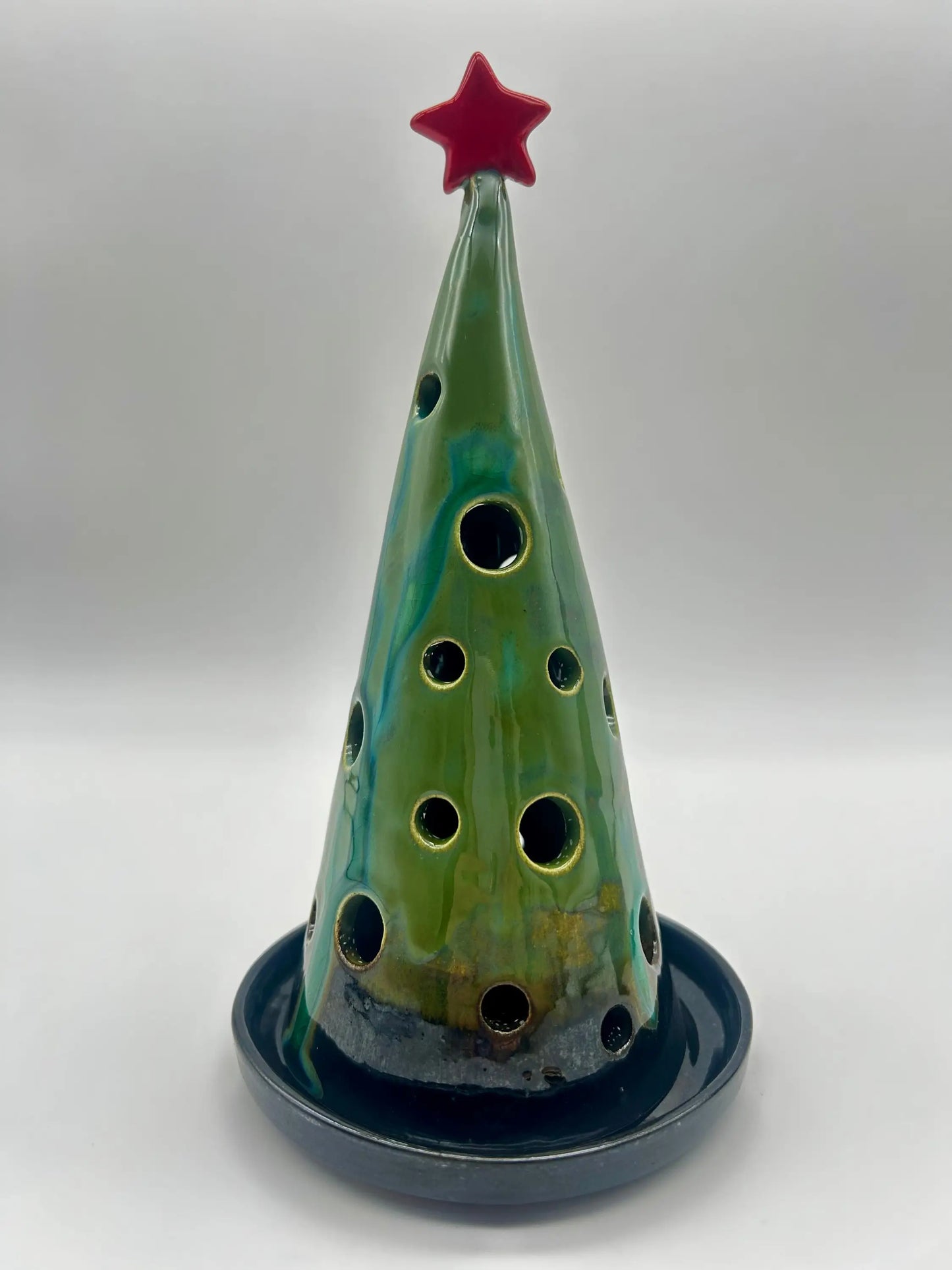 Yeni Yıl Konseptli Yılbaşı Ağacı Mumluk - Metalik yeşil - Seramik mumluk Yeşil ₺620, Metalik yeşil ₺620