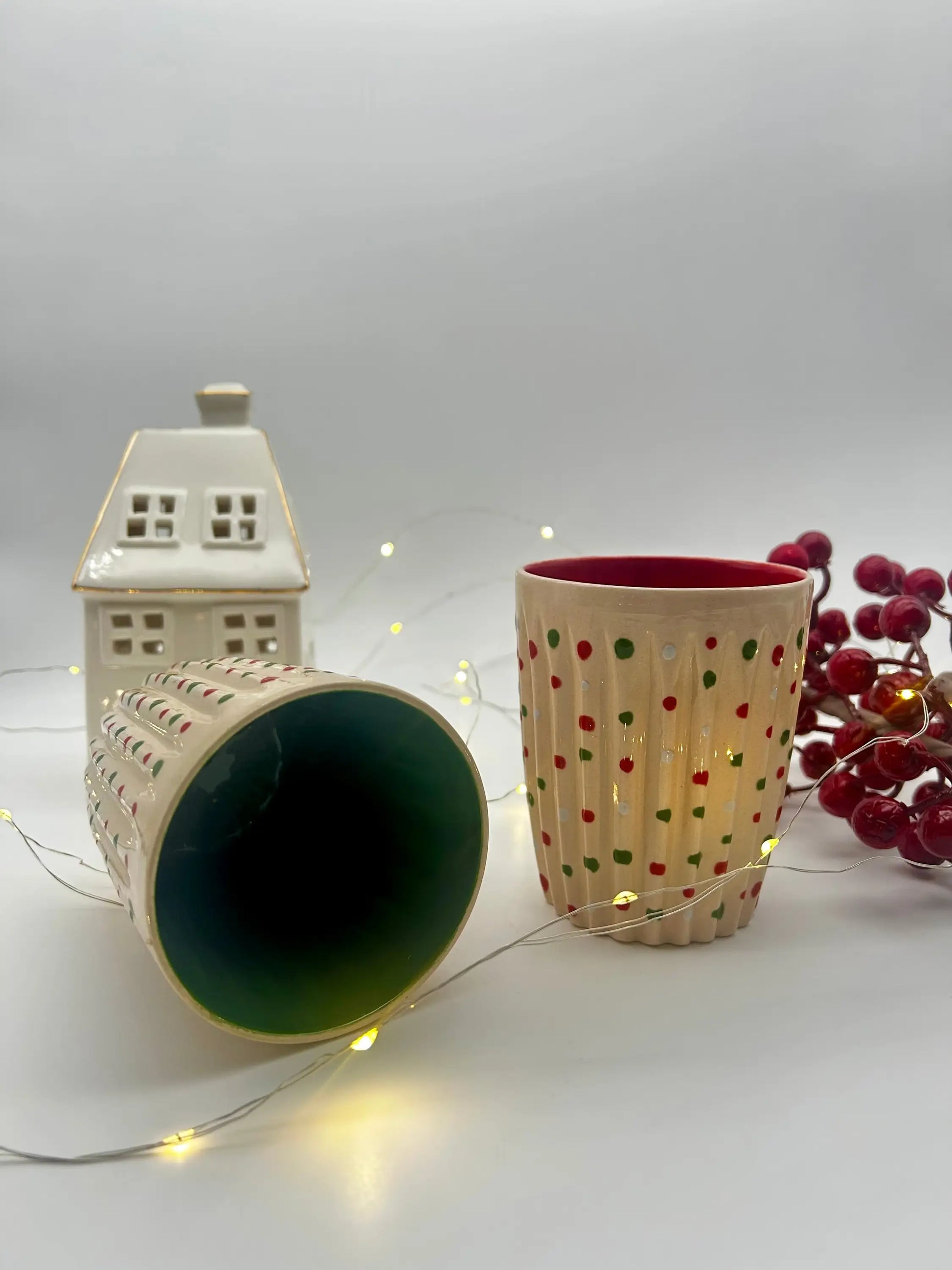 Yeni Yıl Temalı Kırmızı Yeşil El Tapımı Seramik Bardak - Seramik Kupa Kırmızı ₺740, Yeşil ₺740