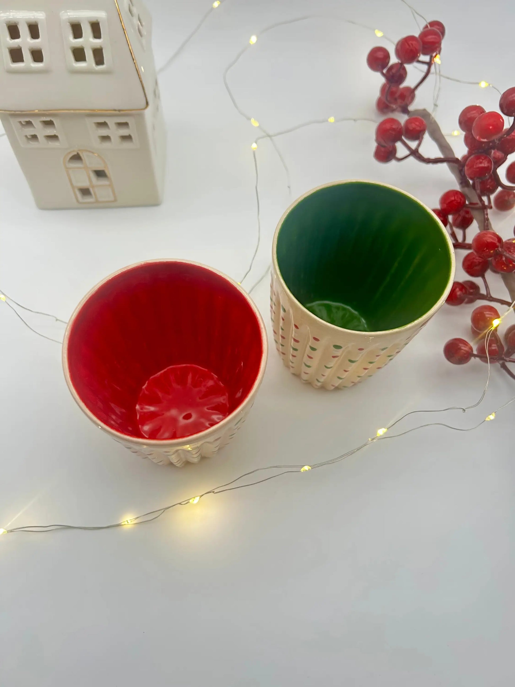 Yeni Yıl Temalı Kırmızı Yeşil El Tapımı Seramik Bardak - Seramik Kupa Kırmızı ₺740, Yeşil ₺740